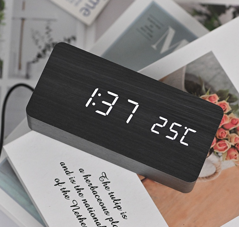 Đồng Hồ Tam Giác Điện Tử Vỏ Gỗ LED