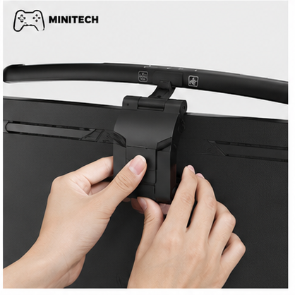 Đèn Màn Hình Cong Có LED Minitech giải quyết vấn đề gì? Có những góc bàn nhìn rất gọn, nhưng khi làm việc buổi tối lại thiếu ánh sáng đúng chỗ. Bật đèn trần thì sáng cả phòng nhưng dễ bị chói, còn dùng đèn bàn thì chiếm diện tích và đôi khi ánh sáng phản lên màn hình. Đèn màn hình cong có LED Minitech là kiểu phụ kiện sinh ra cho những ai muốn bàn sáng hơn nhưng vẫn giữ setup gọn. Sản phẩm được thiết kế dạng thanh cong, kẹp trực tiếp lên màn hình để ánh sáng chiếu xuống khu vực bàn phím, chuột và mặt bàn. Cách này giúp tiết kiệm không gian hơn so với đèn để bàn thông thường, nhất là với bàn nhỏ hoặc góc setup đã có nhiều phụ kiện. Với màn hình cong, form đèn cong nhìn liền mạch hơn và hợp với tổng thể setup gaming hoặc góc làm việc hiện đại. Điểm tiện là đèn có 3 chế độ màu: ánh sáng trắng 3000K, ánh sáng vàng 4200K và ánh sáng hỗn hợp 6500K. Khi cần làm việc, đọc tài liệu hoặc gõ văn bản, bạn có thể chọn ánh sáng phù hợp với mắt hơn. Khi chơi game hoặc muốn góc bàn có mood nhẹ, ánh sáng vàng hoặc hỗn hợp sẽ dễ chịu hơn. Đèn có điều khiển cảm ứng 3 nút, hỗ trợ chỉnh độ sáng và có tính năng tự tắt sau 60 phút theo thông tin sản phẩm. Dùng được cho ai? Sản phẩm hợp với người làm việc tại nhà, dân văn phòng dùng màn hình rời, sinh viên hay học buổi tối, gamer muốn setup gọn hơn và những bạn thích bàn làm việc sạch, ít dây, ít đồ thừa. Nếu bạn đang dùng màn hình cong và không muốn đặt thêm đèn bàn, mẫu này khá hợp. Minitech chọn cái này vì sao? Minitech chọn mẫu này vì nó giải quyết đúng nhu cầu của khách hay setup bàn: cần sáng hơn nhưng không muốn bàn bị rối. Kích thước 398 x 131 x 87mm, trọng lượng khoảng 375g, công suất 5W, điện áp 5V/1A nên phù hợp dùng như một đèn hỗ trợ ánh sáng cho góc làm việc. Chỉ số hoàn màu Ra >85 cũng giúp ánh sáng nhìn tự nhiên hơn khi dùng hằng ngày. Trước khi gửi hàng, Minitech kiểm tra sản phẩm và đóng gói kỹ để hạn chế lỗi trong quá trình vận chuyển. 5. THÔNG SỐ KỸ THUẬT Thông số Chi tiết Tên sản phẩm Đèn màn hình cong có LED Minitech Model TB-301SF Công dụng Chiếu sáng bàn làm việc, bàn phím, góc gaming, màn hình cong Kích thước 398 x 131 x 87 mm Chất liệu Chưa có thông tin chính xác Màu sắc Đen Trọng lượng Khoảng 375g Điện áp định mức 5V / 1A Công suất định mức 5W Mô-đun LED 66 x 0.5W / LED Chỉ số hoàn màu Ra >85 Nhiệt độ màu 3000K / 4200K / 6500K Số chế độ màu 3 chế độ màu đèn Điều khiển Cảm ứng 3 nút Tính năng khác Điều chỉnh độ sáng, tự tắt sau 60 phút theo thông tin sản phẩm Pin Không có thông tin pin Xuất xứ Chưa có thông tin Giá bán Cần cập nhật theo giá website 6. CAM KẾT MINITECH ✓ Đổi trả trong 7 ngày nếu lỗi sản phẩm ✓ Đóng gói kỹ, giao hàng toàn quốc ✓ CSKH hỗ trợ nhanh qua Zalo ✓ Hàng được kiểm tra trước khi giao 7. FAQ Đèn này có dùng được cho màn hình cong không? Có. Sản phẩm là phiên bản dành cho màn hình cong, thiết kế thanh đèn dạng cong để đặt trên màn hình gọn hơn. Đèn có mấy chế độ màu? Đèn có 3 chế độ màu: 3000K, 4200K và 6500K. Đèn có chỉnh được độ sáng không? Có. Theo thông tin sản phẩm, đèn hỗ trợ điều chỉnh độ sáng bằng cụm nút cảm ứng. Đèn có tự tắt không? Có. Sản phẩm có tính năng tự tắt sau khoảng 60 phút theo mô tả sản phẩm. Đèn dùng pin hay cắm điện? Thông tin hiện có là đèn dùng nguồn 5V/1A. Chưa có thông tin về pin, nên nên dùng theo nguồn cấp đi kèm hoặc cổng cấp nguồn phù hợp.